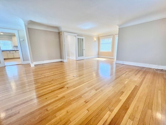 Building Photo - Sun-Drenched Top Floor 3BD in the Heart of Belmont Heights | Garage Included