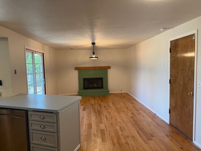 Building Photo - Updated 3-bedroom, 2-bathroom house in desirable Thurston neighborhood!