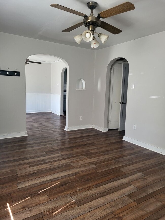 Building Photo - Three bedroom two bath located in North Hills!