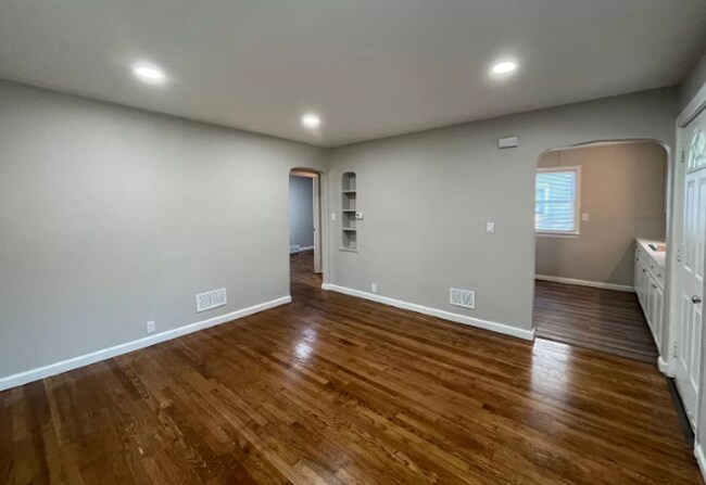 Building Photo - Spacious 2 Bedroom House!