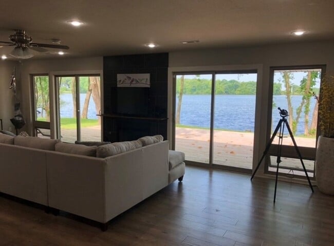 Building Photo - Lake Elmdale Escape