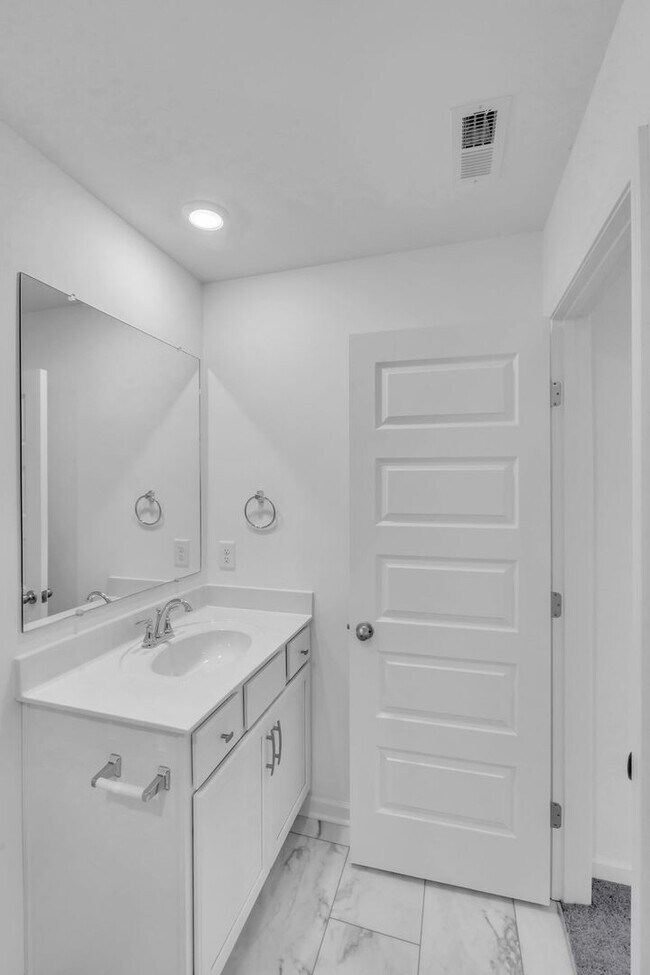 Building Photo - Brand New Townhome