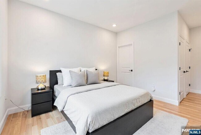 Building Photo - 765 6th Ave