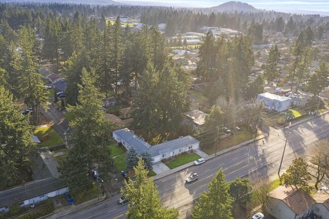 Building Photo - Spacious 2bedroom 1 bath in well maintained 4 Plex!
