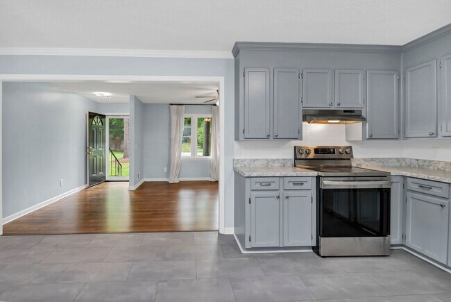 Building Photo - Newly Updated 3 Bedroom Home with Spacious...