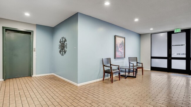 Building Photo - Beautiful Remodeled Adams Point Condo