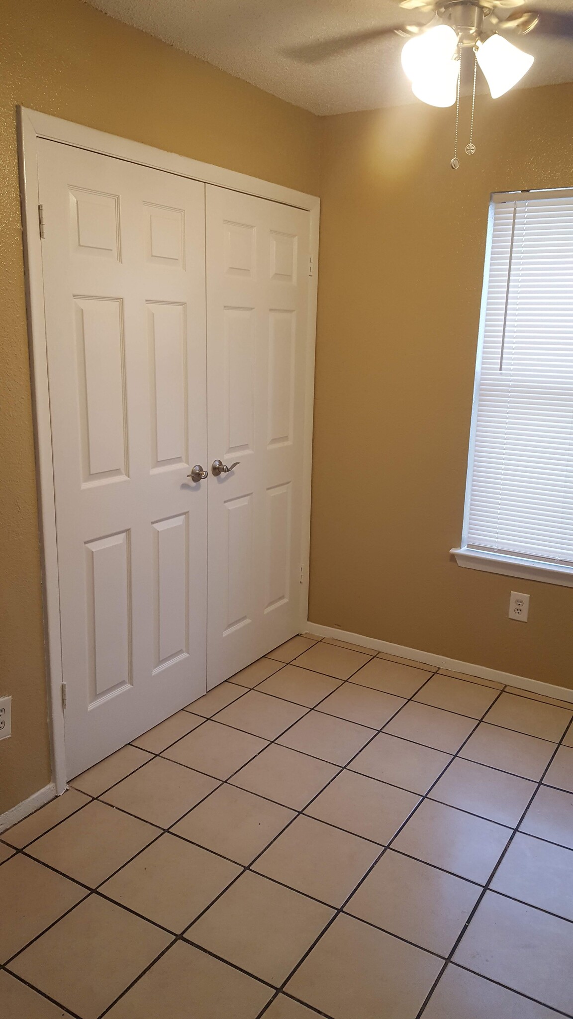 Dining area - 902-B Bret Ln