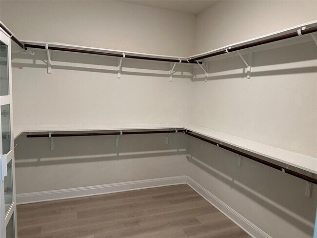Building Photo - 4237 Privacy Hedge St