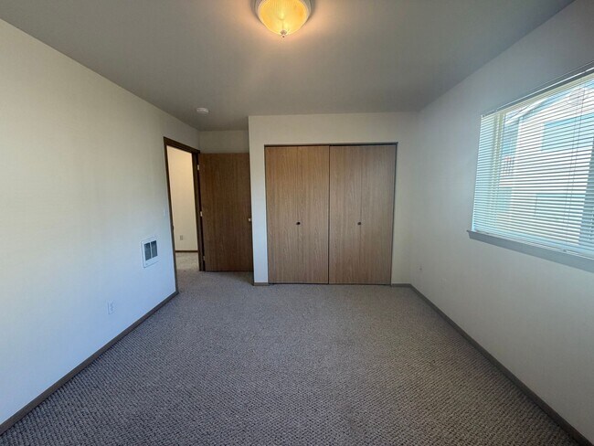 Building Photo - 595 Eastmont Ave