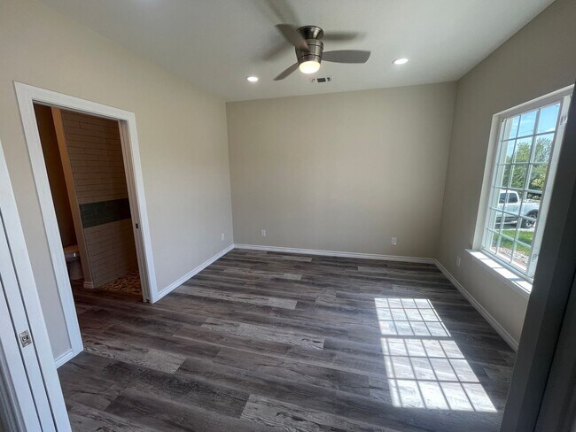 Building Photo - NEW ON MARKET
