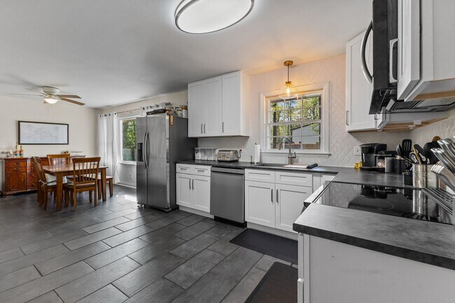 Building Photo - 2125 Forest Hills Dr