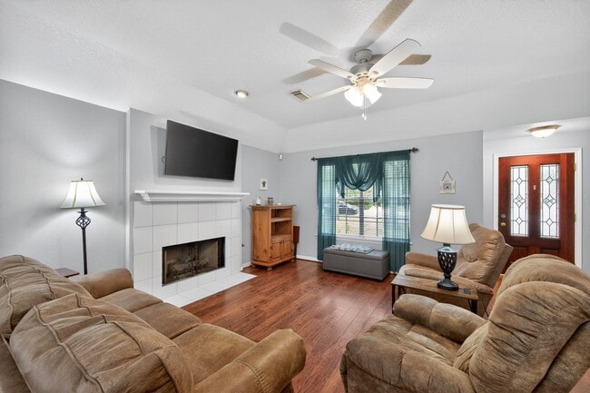 Building Photo - 1017 Pin Oak Dr