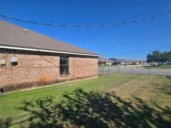 Building Photo - AVAILABLE NOW!