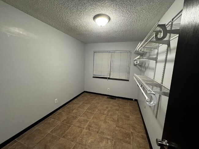 Building Photo - Home For Rent