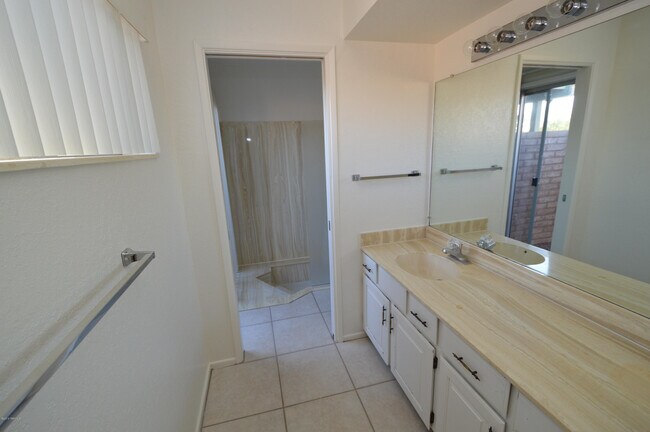 Building Photo - 7722 E Knollwood Cir