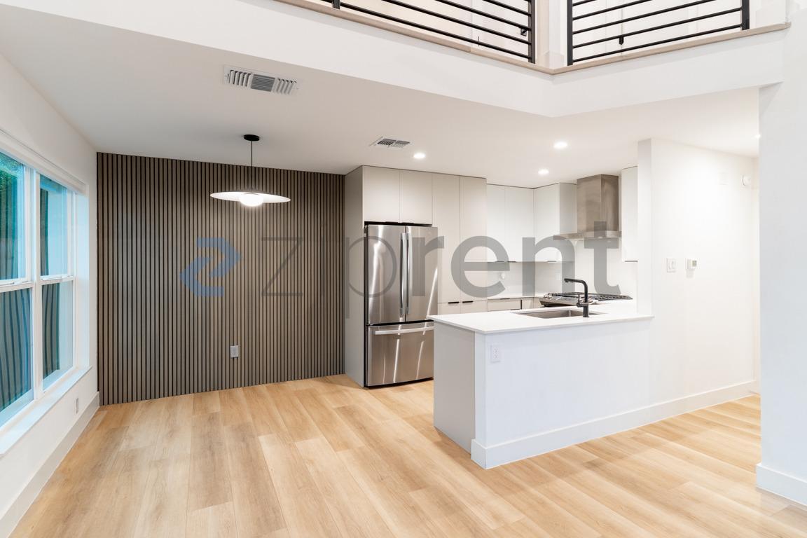 Building Photo - Unit D