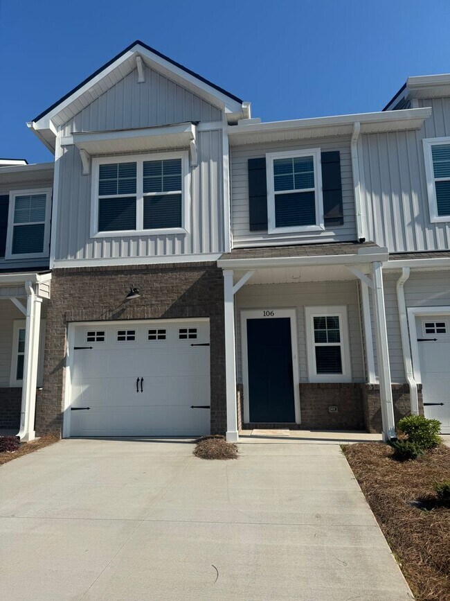 Building Photo - Brand New Luxury Living!