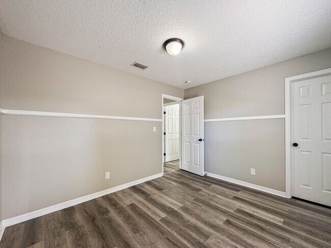 Building Photo - Move-In Ready 3 Bed Home with Garage & Fenced Yard in Tampa, FL