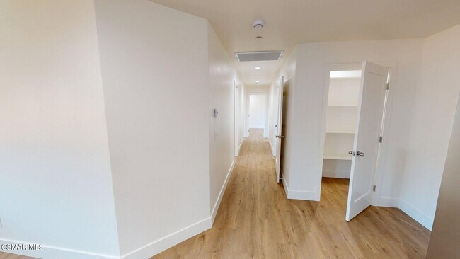 Building Photo - 936 Calle Pensamiento