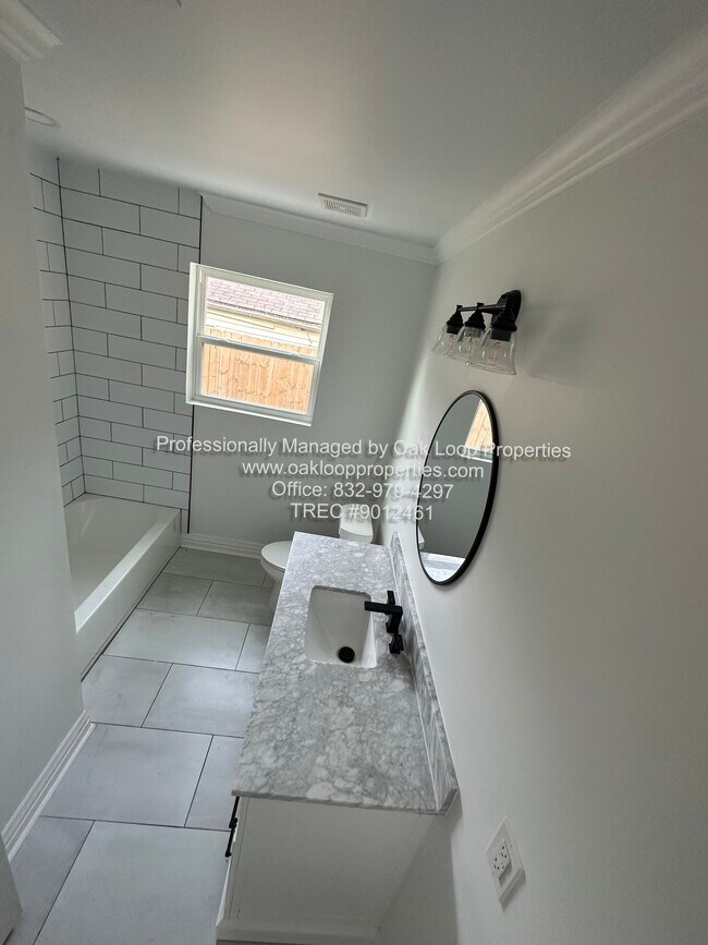 Building Photo - 1404 Des Jardines St