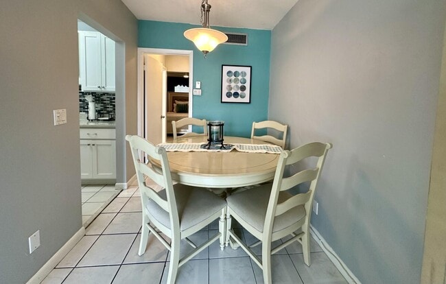 Building Photo - 1001 NE 8th Ave