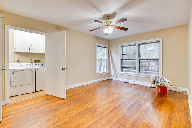 Building Photo - Urban Farmhouse - 2BD/2BA - Work Shop - Hu...