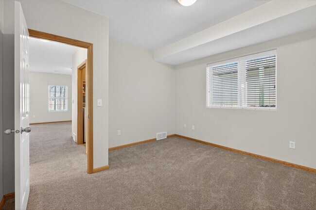 Building Photo - 3 Bedroom 3.5 bath