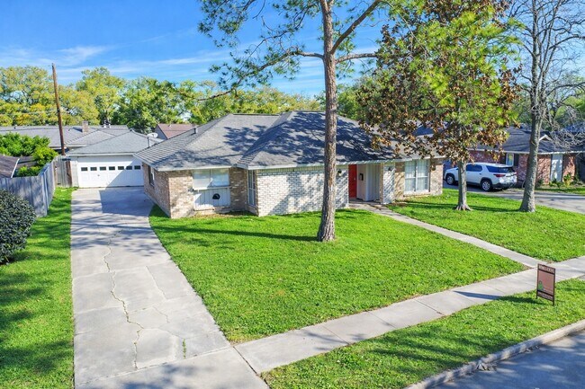 Building Photo - 703 Bayview Dr