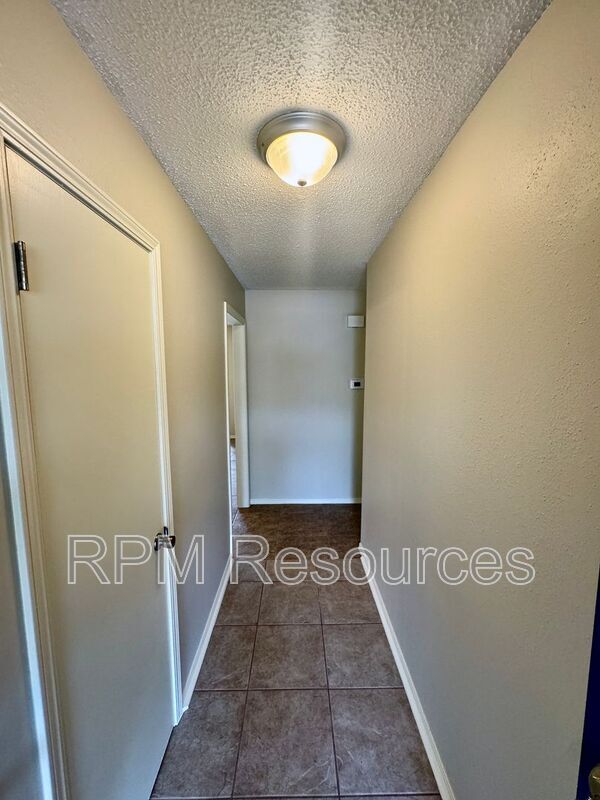 Building Photo - 405 Meadow Lake Dr
