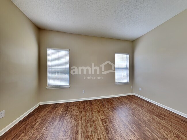 Building Photo - 104 Creekside Drive
