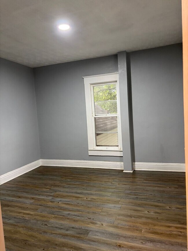 Building Photo - 724 W Elm St