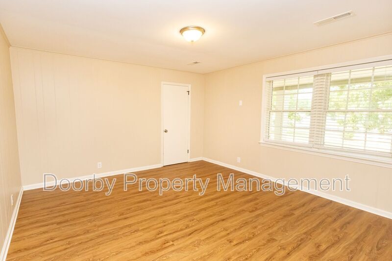 Building Photo - 207 Memorial Dr