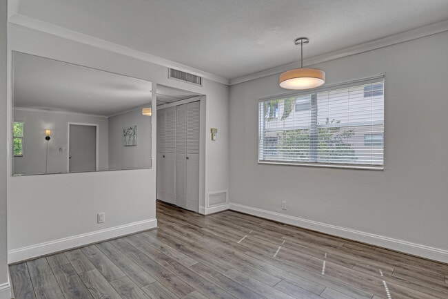 Building Photo - 611 Saxony Ln