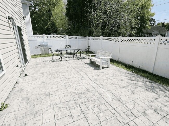 Building Photo - 805 Gem Ct