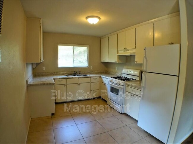 Building Photo - 346 Hickory St