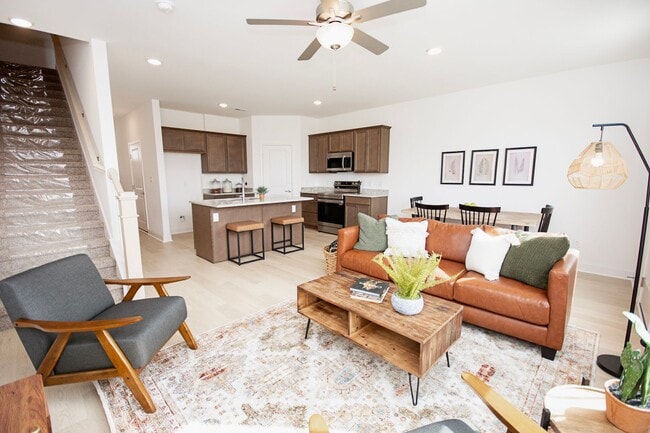 Building Photo - Beautiful 3-Bed Townhome at Clover Ridge — Washer & Dryer Included!