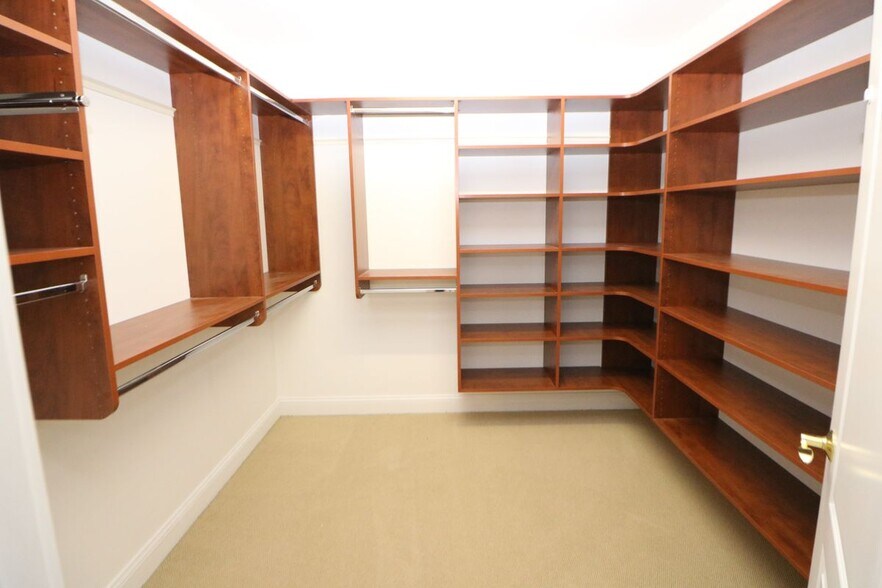 Building Photo - 141 Grovers Ave