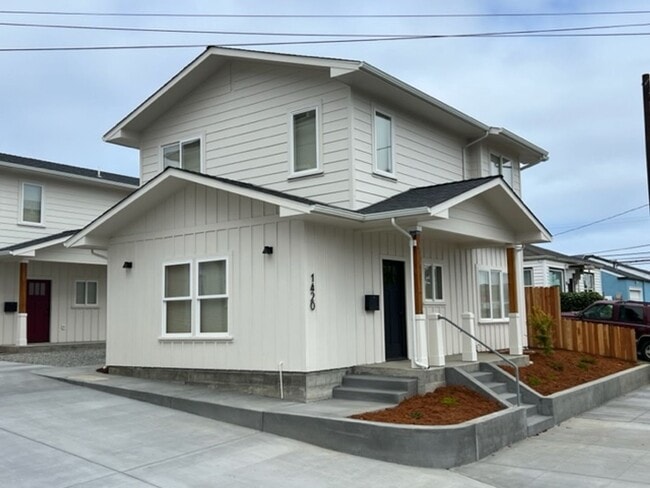 Building Photo - NEWER 3/2 Construction in Eureka! Beautiful homes