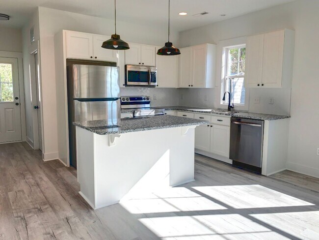 Building Photo - 811 Martin St