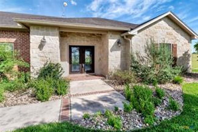 Building Photo - Great Home on  1 acre