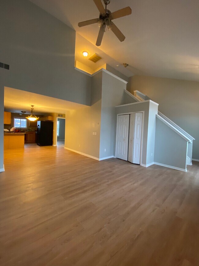 Building Photo - 1112 Fountain View Cir