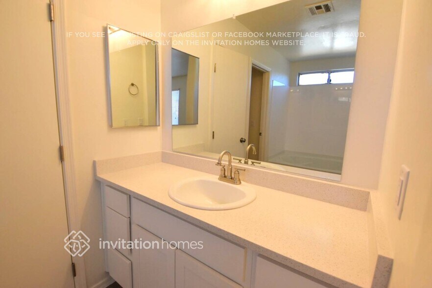 Building Photo - 7410 S 39th Dr