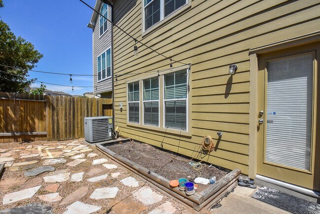 Building Photo - 3419 Clearview Villa Way