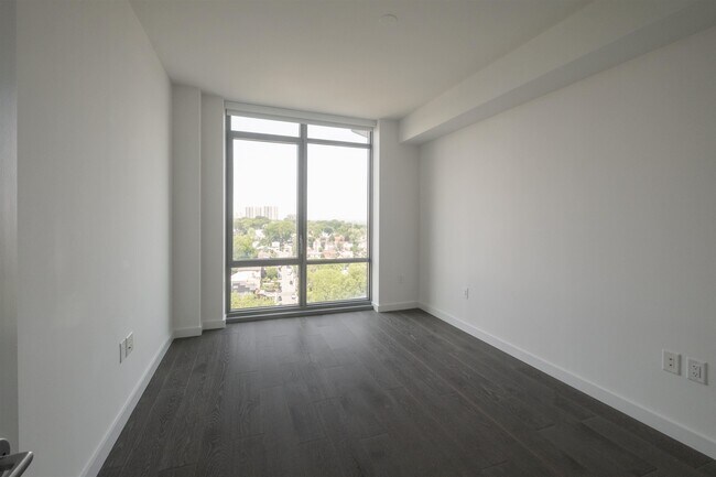 Building Photo - 320 Adolphus Ave
