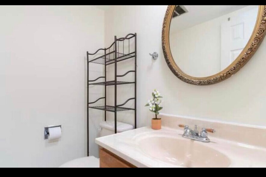 Building Photo - 138 E Bailey Rd