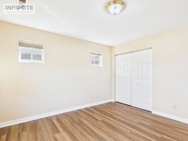 Building Photo - Bright & Updated 2 Bedroom Condo with Mountain Views – Available Now!