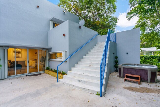 Building Photo - 5837 SW 32nd St