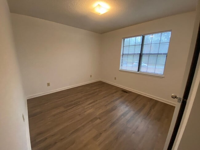 Building Photo - 2 Bedroom 1 Bath duplex, new flooring, new...