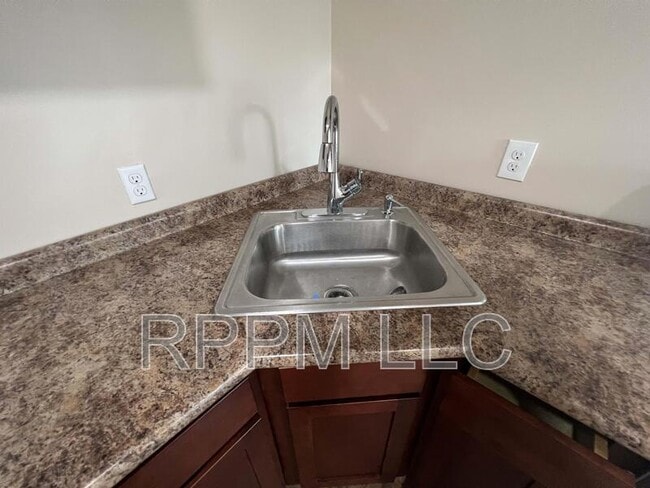 Building Photo - 562 Summer St