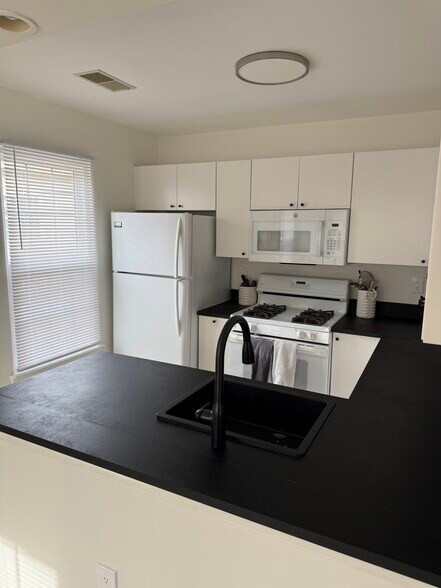 Kitchen - 121 Timberbrook Ln